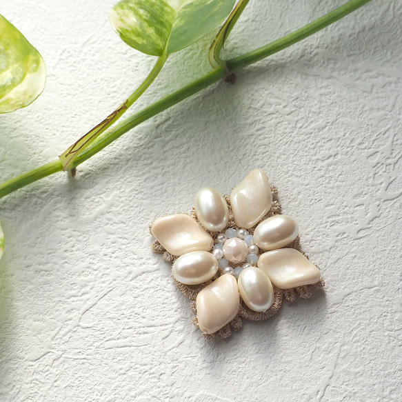 光と静けさを纏う — ビーズ刺繍ブローチ「淡彩の花」 2枚目の画像