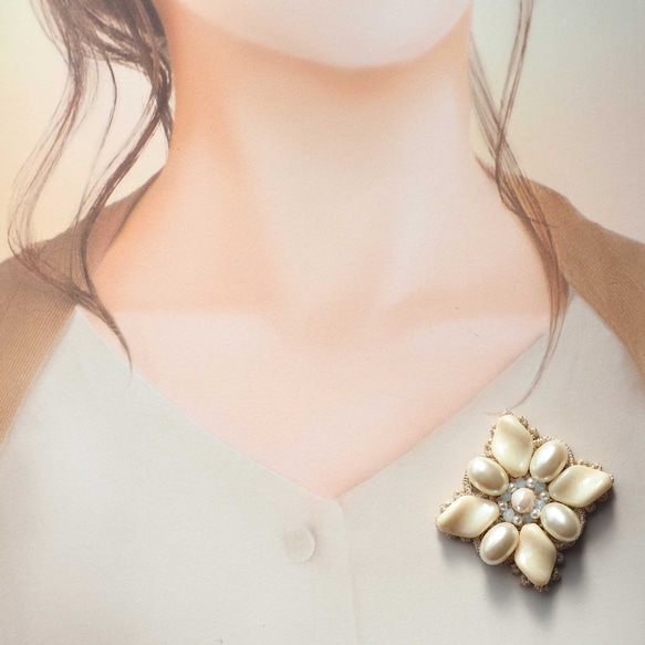 光と静けさを纏う — ビーズ刺繍ブローチ「淡彩の花」 4枚目の画像