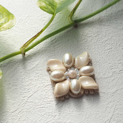 光と静けさを纏う — ビーズ刺繍ブローチ「淡彩の花」 3枚目の画像