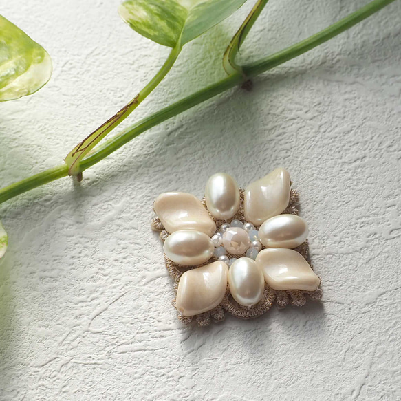 光と静けさを纏う — ビーズ刺繍ブローチ「淡彩の花」 3枚目の画像