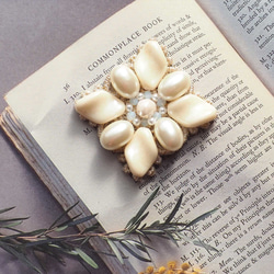 光と静けさを纏う — ビーズ刺繍ブローチ「淡彩の花」 1枚目の画像