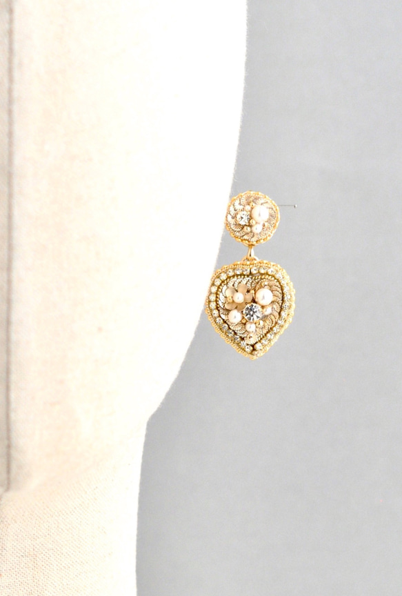 ゴージャスで大人可愛いハート　オートクチュール刺繡イヤリング　ゴールド 6枚目の画像