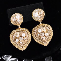 ゴージャスで大人可愛いハート　オートクチュール刺繡イヤリング　ゴールド 2枚目の画像