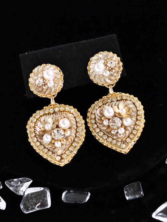 ゴージャスで大人可愛いハート　オートクチュール刺繡イヤリング　ゴールド 2枚目の画像