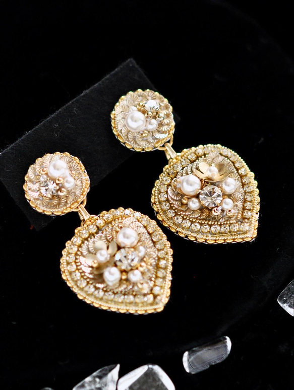 ゴージャスで大人可愛いハート　オートクチュール刺繡イヤリング　ゴールド 5枚目の画像