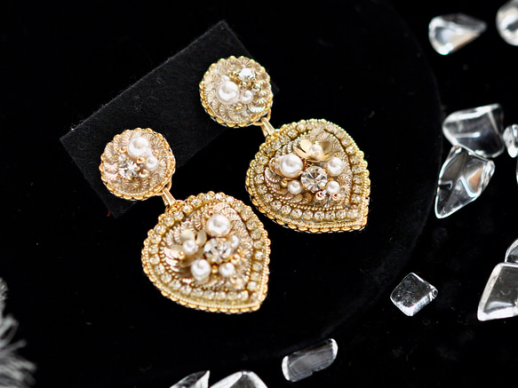 ゴージャスで大人可愛いハート　オートクチュール刺繡イヤリング　ゴールド 1枚目の画像