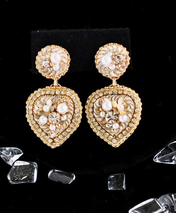 ゴージャスで大人可愛いハート　オートクチュール刺繡イヤリング　ゴールド 4枚目の画像