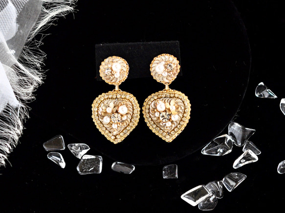 ゴージャスで大人可愛いハート　オートクチュール刺繡イヤリング　ゴールド 3枚目の画像