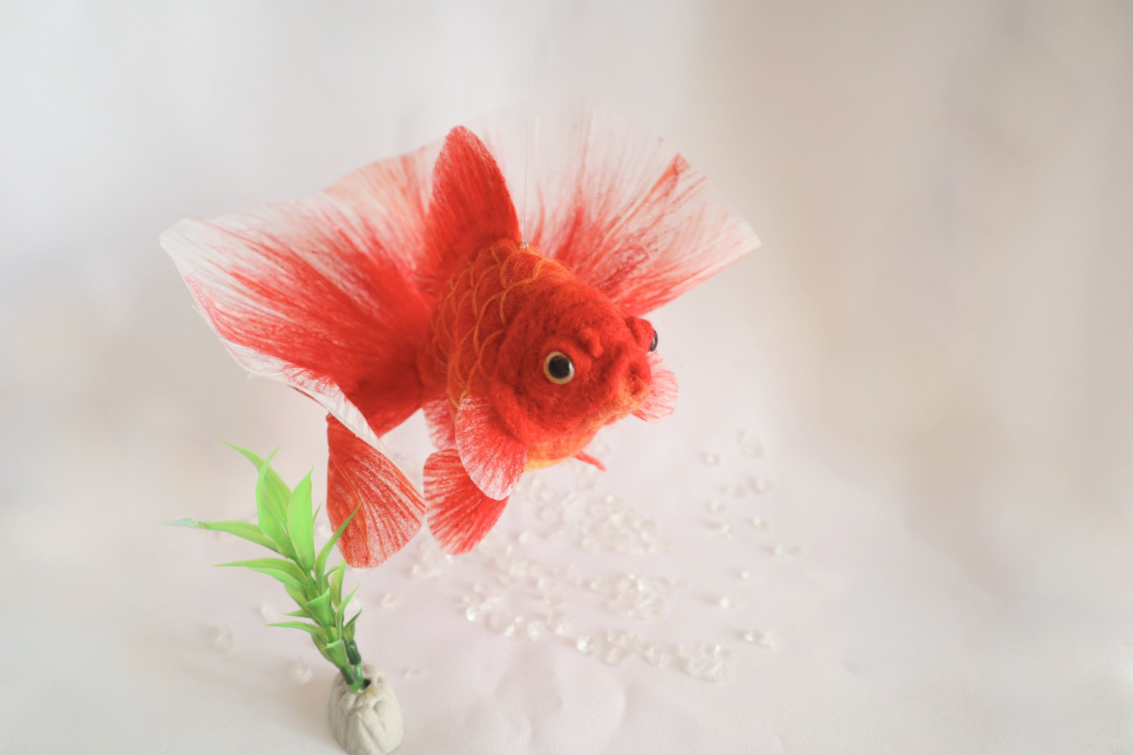 たゆたう羊毛金魚-更紗土佐錦-　金魚　羊毛フェルト　誕生日　ペット　動物　アクアリウム　透明　モビール