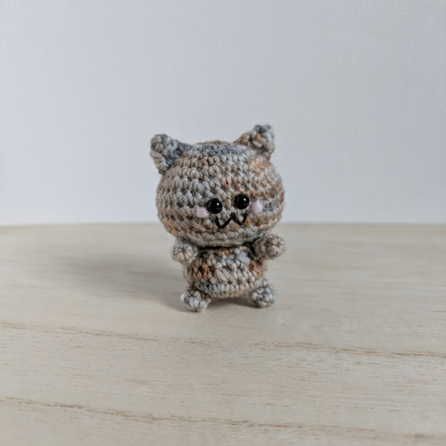 あみぐるみ ちびねこ 猫 サビ猫 茶×グレー 手染め毛糸 1 dピンク