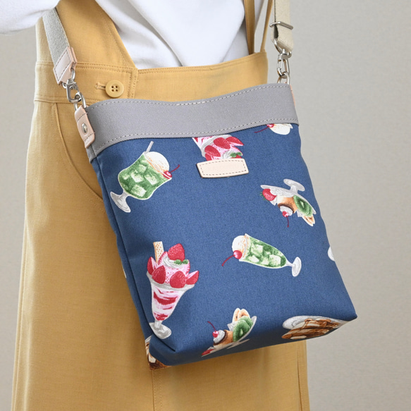 大人が持ちたいメロンソーダにいちごパフェ♩水筒、ペットボトル、傘が入って便利なサイズ＃ブルー 1枚目の画像