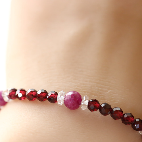 一点物　天然石　ハンドメイドブレス　ルビー　オールルビー　ハート 一点物天然石ハンドメイドブレスルビーオールルビーハート
