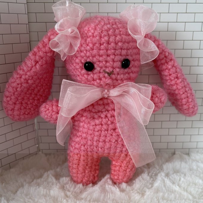 ピンクのたれ耳うさぎのあみぐるみ