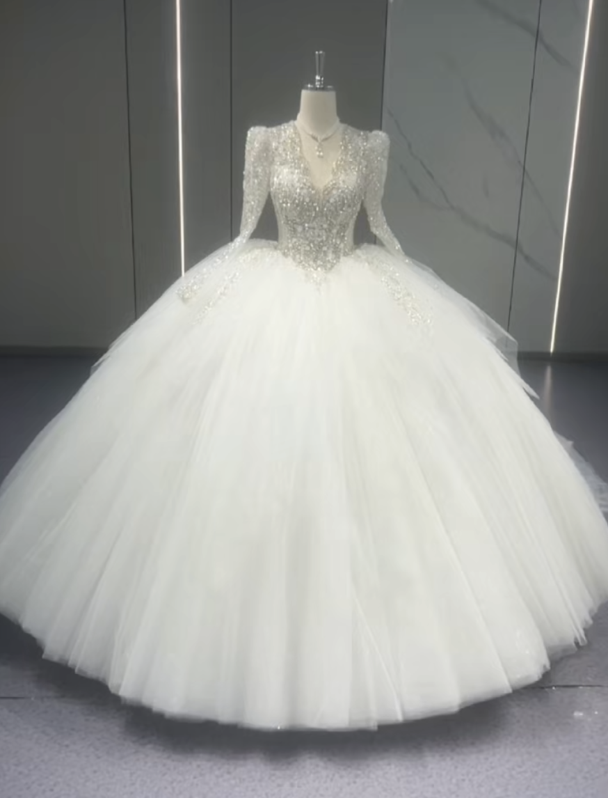 純粋な美しさ　エレガントなシルエット　ふんわりチュール　白　vネック　長袖　半袖可能　シンプルなウェディングドレス前撮り