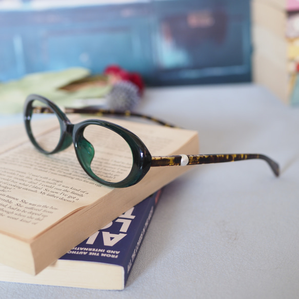 90sレトロガーリー オーバル型フレーム｜パール＆ディープグリーン