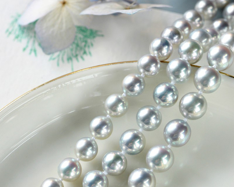 ルミナ 6-8mm 日本製アコヤ真珠ブルーグレーネックレス（18Kゴールド）。エレガントで多用途に使える、高級感のあるデザイン。