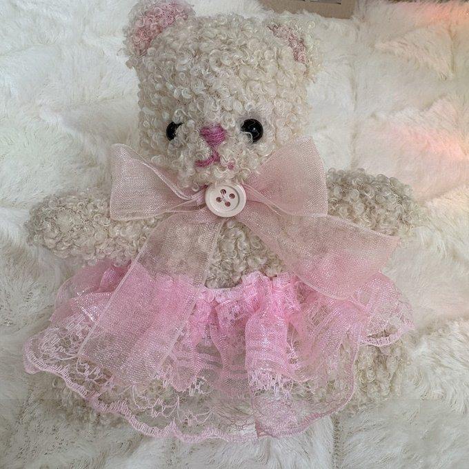 ピンクのチュチュをはいたくまさんのぬいぐるみ