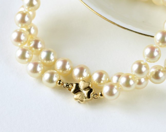 ルミナ7.5-8.5mmの高品質日本製アコヤ真珠ライトゴールドネックレス。クイーンズコレクション：エレガントで多用途、高級感のあ
