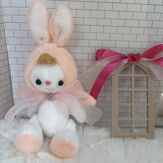 ピンクのケープをつけたうさ耳ルルちゃんのぬいぐるみ