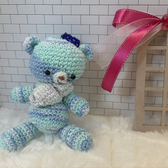 マフラーをまいた青いくまさんのあみぐるみ