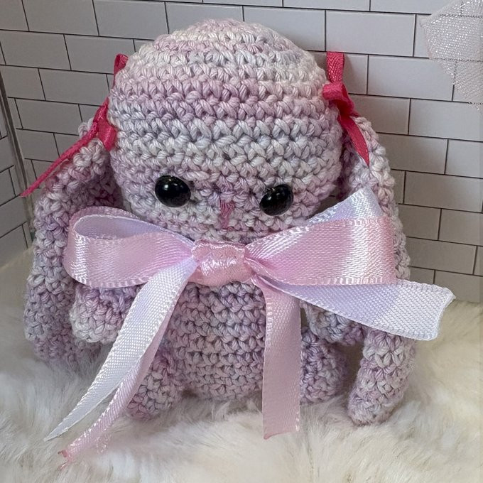 ピンクのリボンをつけた小さなたれ耳うさぎさんのあみぐるみ