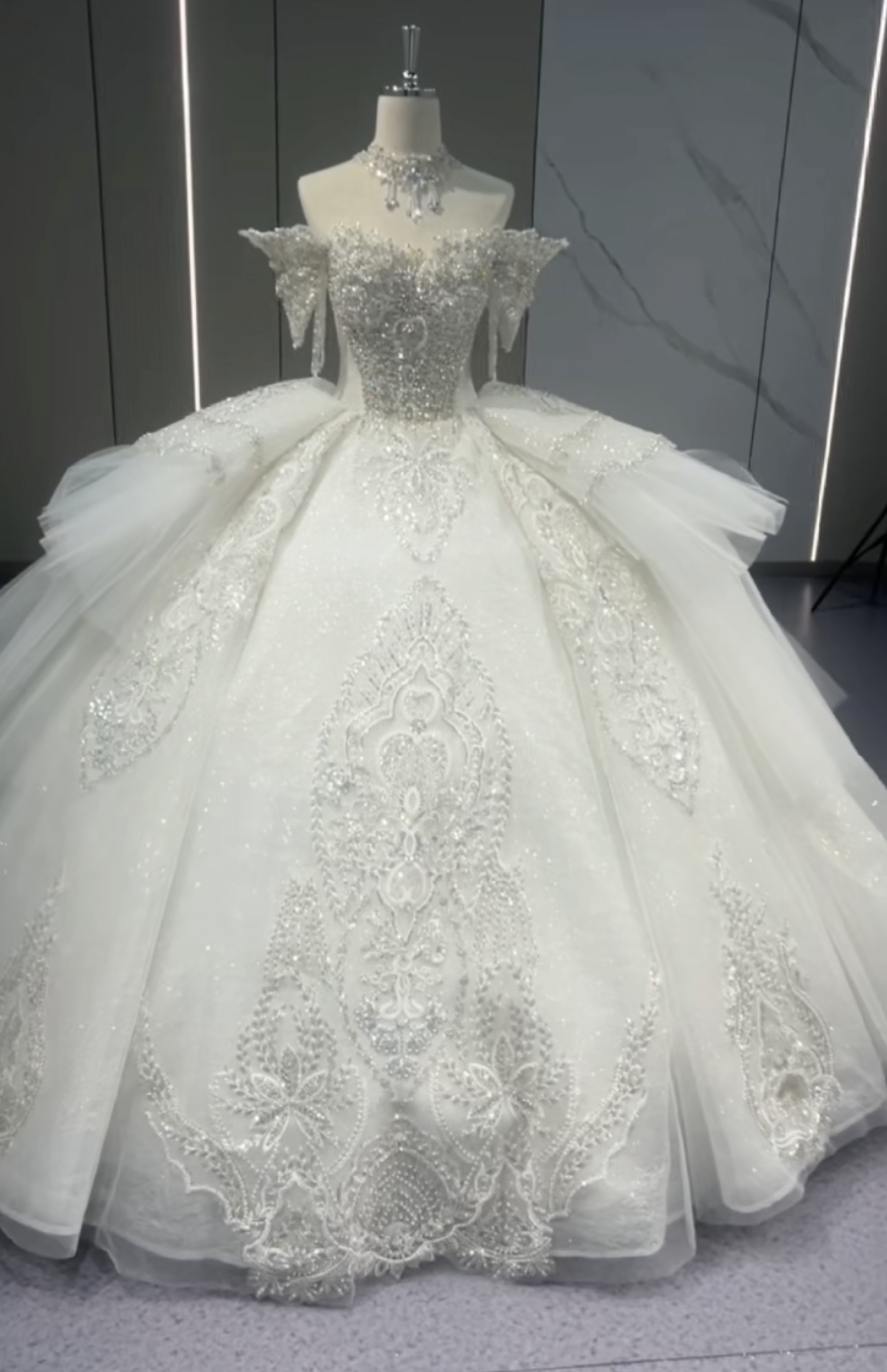 見逃さない　オフショルダー　華やか引裾　贅沢なレース　魅惑の刺繍　優雅　二の腕カバー　プリンセスきらきらスカート細見え