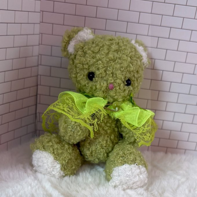 緑のくまさんのぬいぐるみ