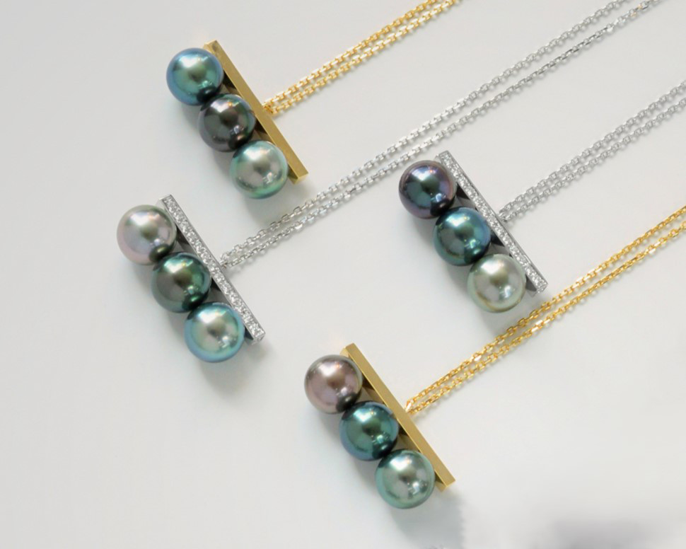 ルミナ8～9mmの高品質タヒチ黒真珠トリプルバランスペンダントと18Kゴールドダイヤモンドネックレス。エレガントで多用途にお使い