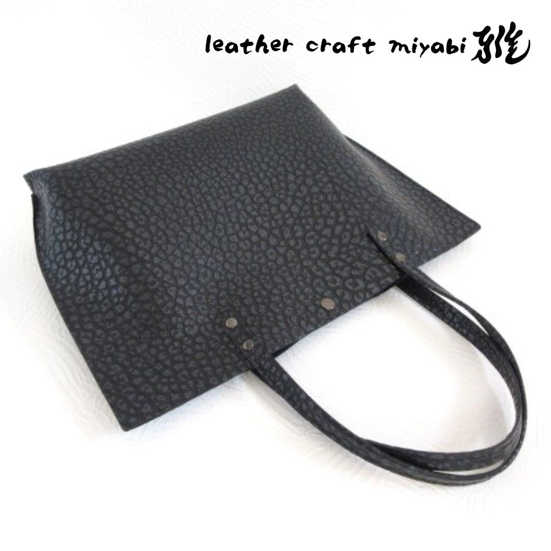 ワイドなA４対応サイズ♪《牛革》一枚革のミディアムトート・アンテロープ調型押し・0253