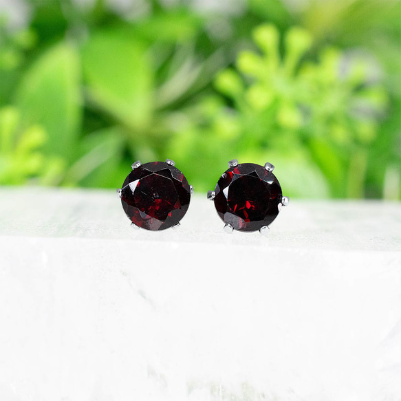 モザンビークガーネット・ピアス　6mm（1ペア） 1枚目の画像