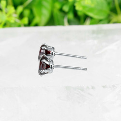 モザンビークガーネット・ピアス　6mm（1ペア） 4枚目の画像