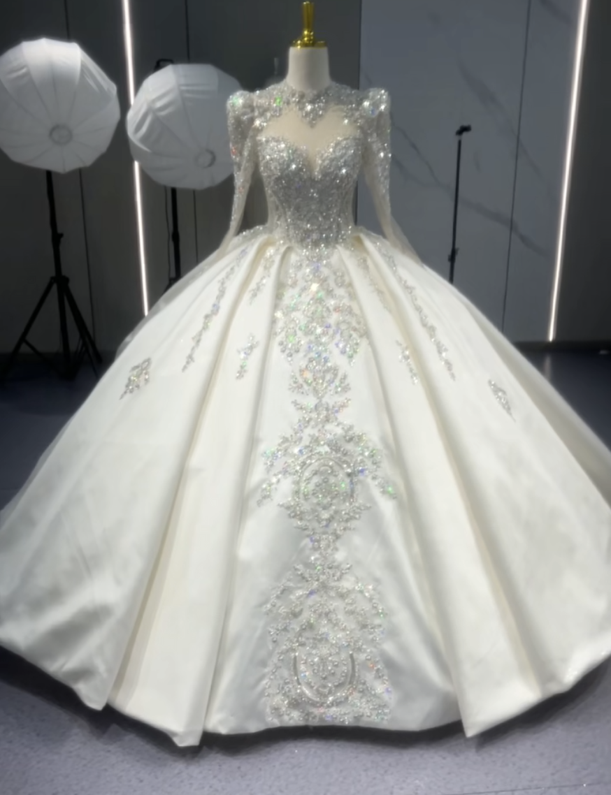 優雅　オフホワイト白　光沢サテン　イリュージョンネック　シースルー長袖　美品細見えシルエット　ブライダル結婚式二次会挙式