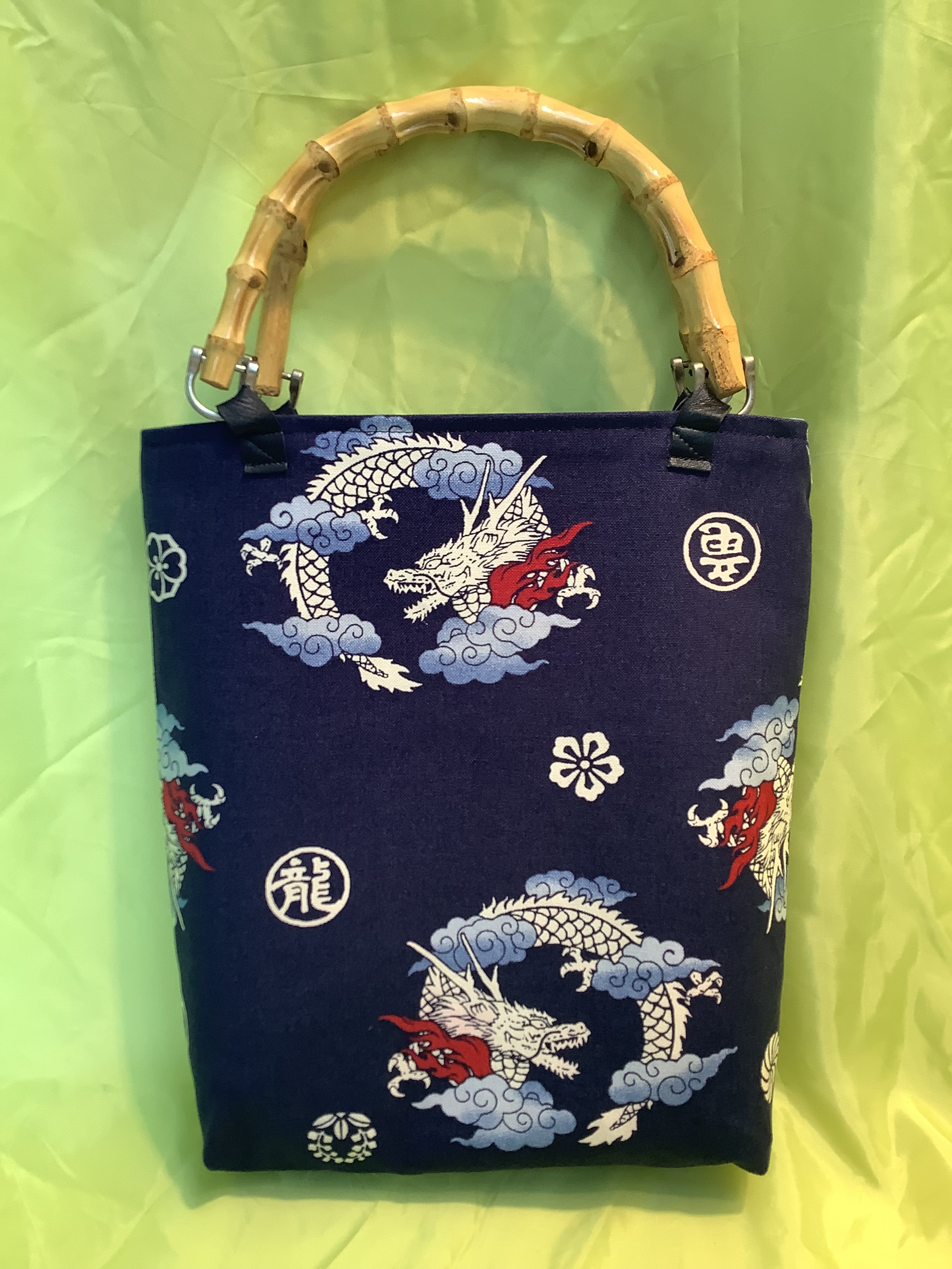 帆布、竹手、から作ったリバーシブルトートバック