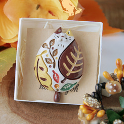 猫のブローチ　秋拾い「落ち葉ねこ」 4枚目の画像