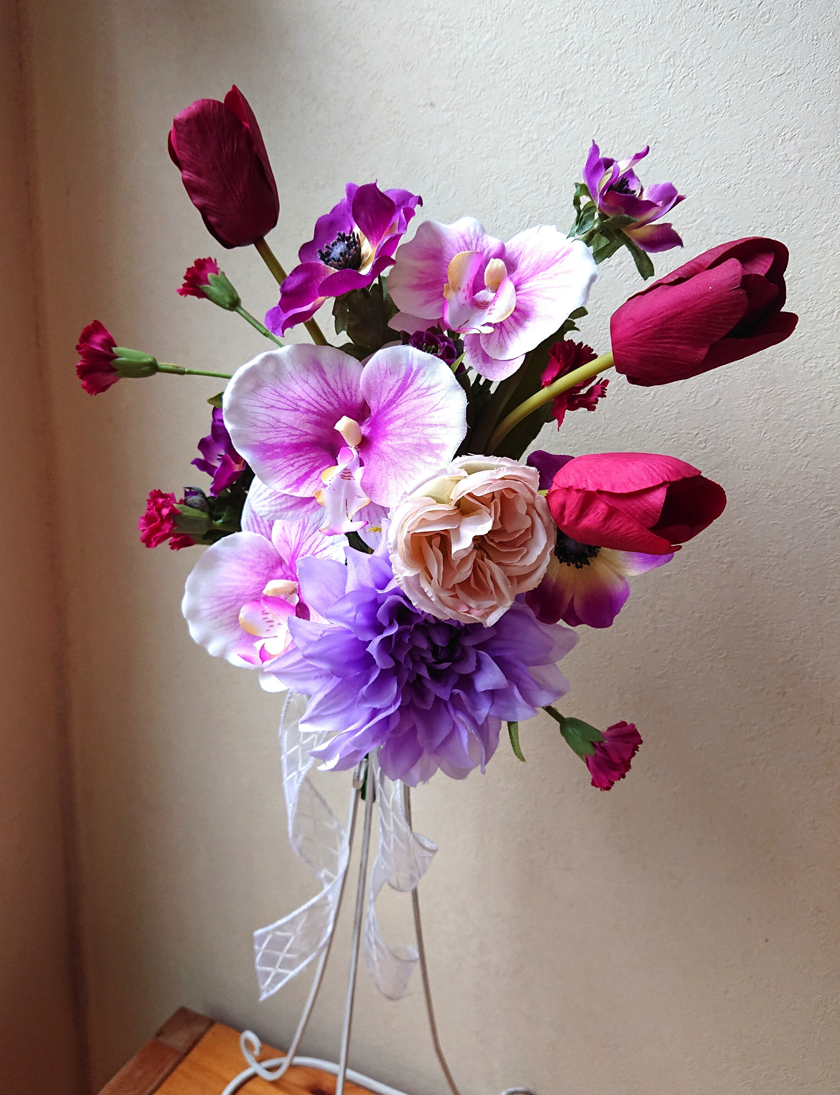 胡蝶蘭のぴょんぴょんブーケ。クラッチブーケ♪ブートニア付き♪生花みたいに綺麗な造花です♪高品質なのに安い