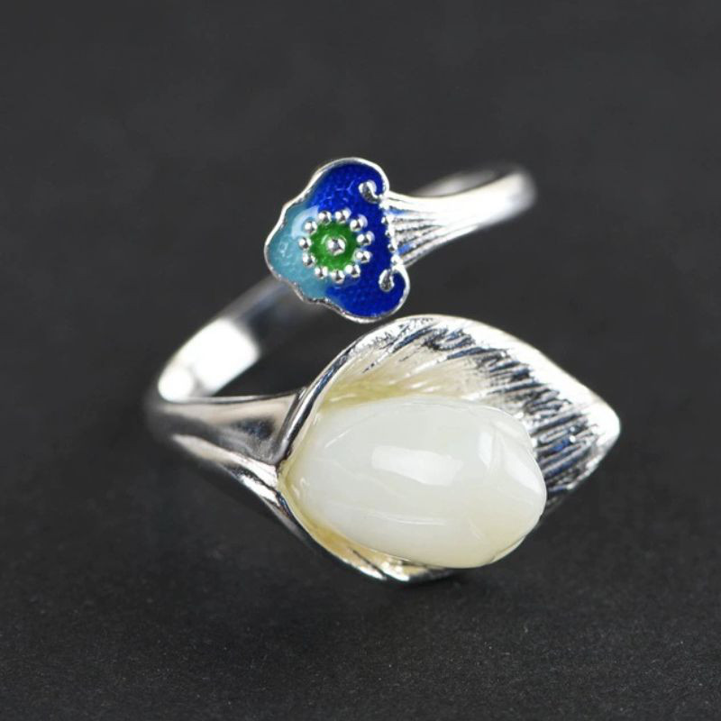 オランダカイウのリング - 七宝焼きの繊細な色合いと見事に調和！　R438