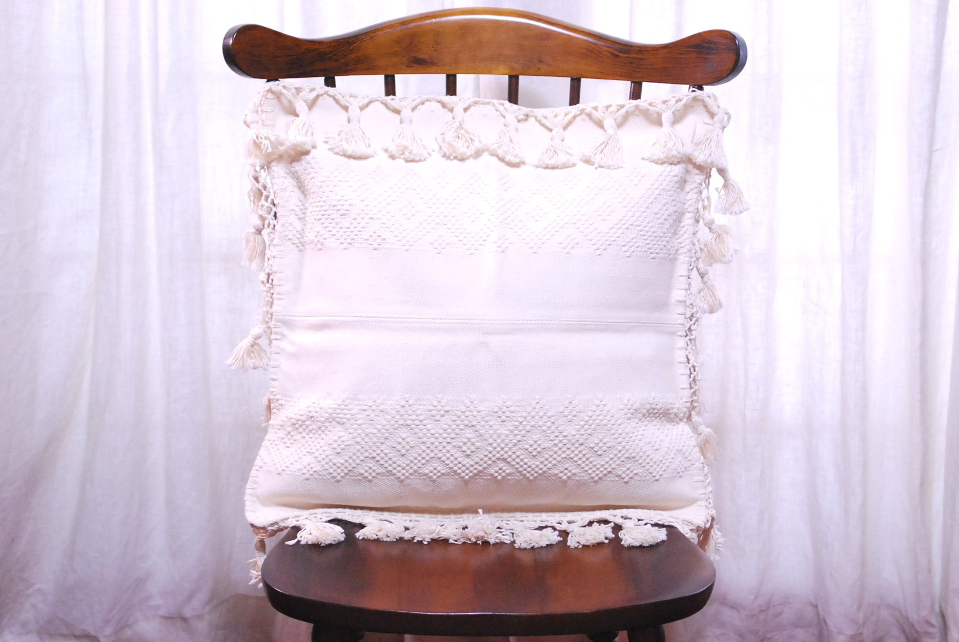 メキシコ手織り クッションカバー　生成り、オフホワイト・ボンボン付き 5,625円