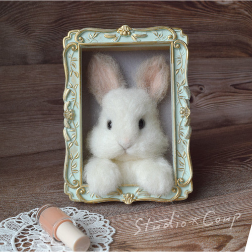 ☆様　うさぎ　羊毛フェルト額縁入り グレー耳の白うさぎ（額縁アート） 羊毛フェルト studio＊coup 通販