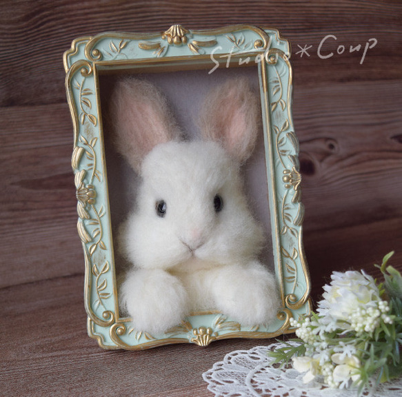 羊毛フェルトグレー耳の白うさぎ（額縁アート） 羊毛フェルト studio