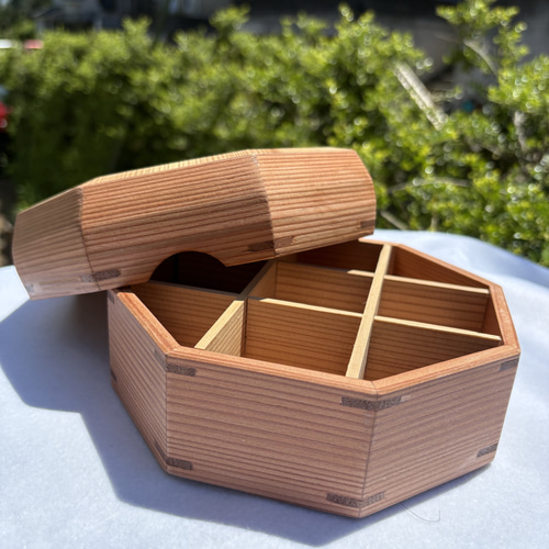 受注生産】杉と檜の八角形木箱（六寸）｜仕切り付き・菓子鉢／重箱