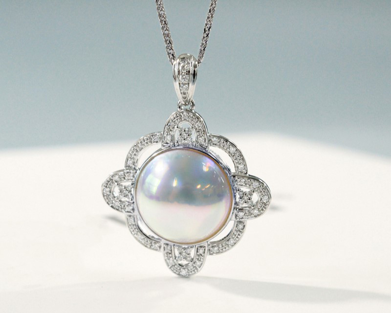 【Lumina】13-14mm 日本製オーロラホワイトマベ真珠ネックレス、18Kホワイトゴールド、ダイヤモンドペンダント付き、C