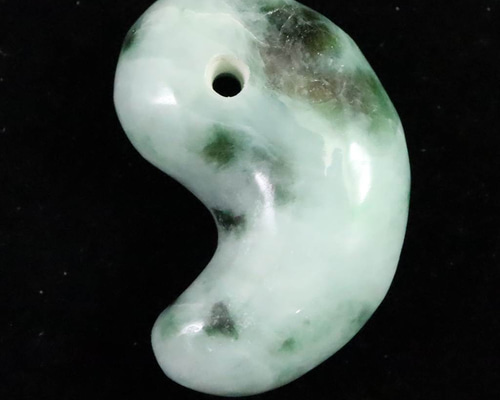 天然石【勾玉】緑色 楽天市場】天然石 勾玉 翡翠 緑 約3.5cm 本翡翠 お守り 厄除け 魔除け