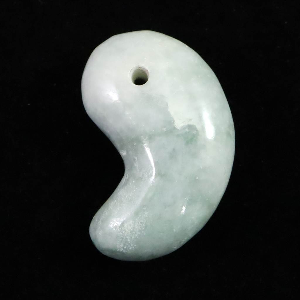 糸魚川翡翠  ヒスイ 小滝産 薄緑 30mm勾玉 ディレクトリカード付 12.23g #83445