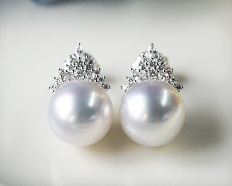 希少な10～11mmの南洋ホワイト海水真珠を使用したルミナイヤリング。18Kゴールドに38ポイントのダイヤモンドをあしらいました