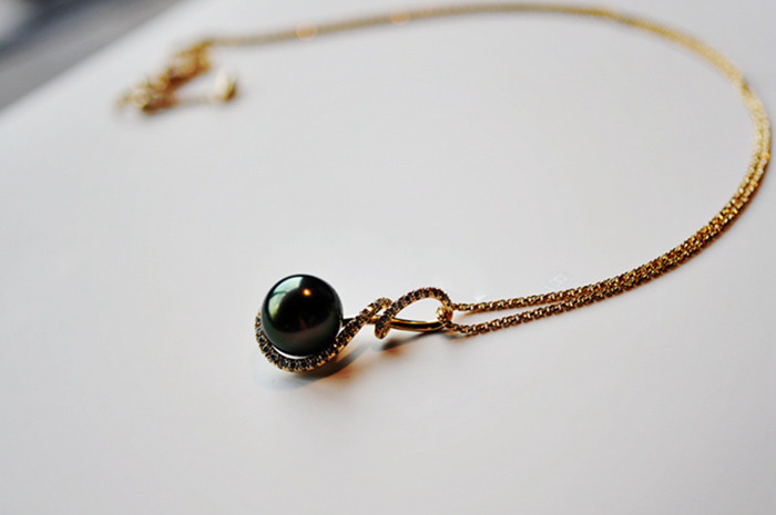 【ルミナ】11-12mmの高品質タヒチ黒海水真珠ネックレス、18Kゴールドダイヤモンドペンダント、音符シリーズ：ユニークなデザイ