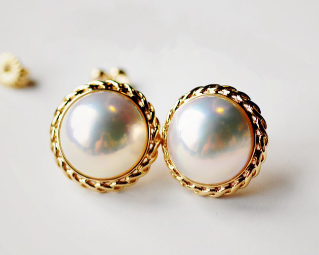 【ルミナ】13-14mm 日本製オーロラホワイトマベ真珠ピアス 18Kゴールドスタッドピアス 新ツイストシリーズ スタイリッシュ