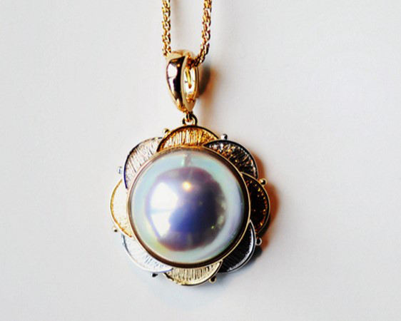 【ルミナ】14～15mm 日本製オーロラブルーグレーマベ真珠ネックレス 18Kゴールドペンダント付き ベゴニアシリーズ 繊細な光