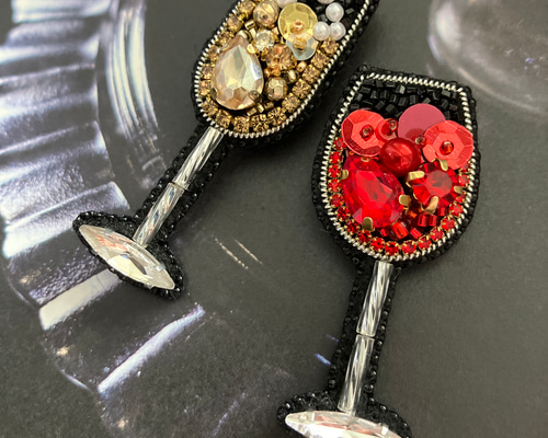 ビーズ刺繍 スパンコール×ビーズ 赤ワイングラス型 ブローチ
