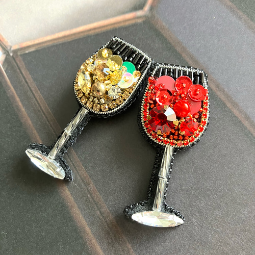 ビーズ刺繍 スパンコール×ビーズ 赤ワイングラス型 ブローチ 大人