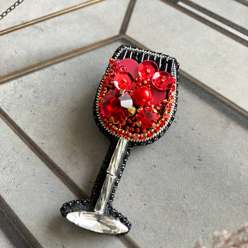 ビーズ刺繍 スパンコール×ビーズ 赤ワイングラス型 ブローチ 大人